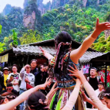 张家界宠游客｜非遗潮玩焕新！十里画廊假日文旅体验感拉满，解锁假期新玩法