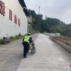 五一期间交警暖心帮扶老人