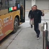 张家界“挑担”司机黄松：十米车厢，一肩温情