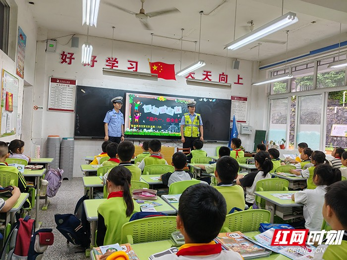 童心筑平安 快乐过六一 张家界交警进校园开展交通安全主题宣传活动