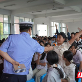 慈利县:交警小熊“出道”校园,安全知识“圈粉”少年