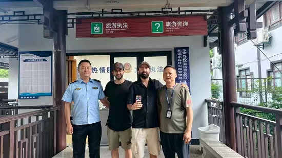 涉外服务暖人心 快速寻物显担当——吴家峪门票站贴心助力外籍游客寻回遗失手机