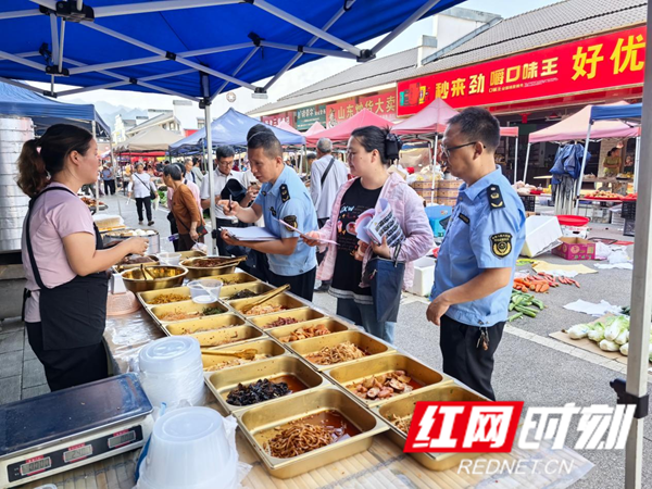 筑牢安全防线 守护群众健康——慈利县岩泊渡镇开展食品安全主题宣传活动