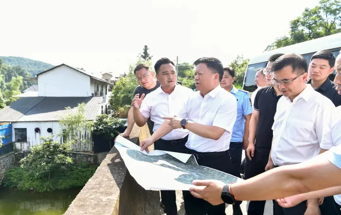 贺辉赴慈利县调研督导溶洞污染整治工作