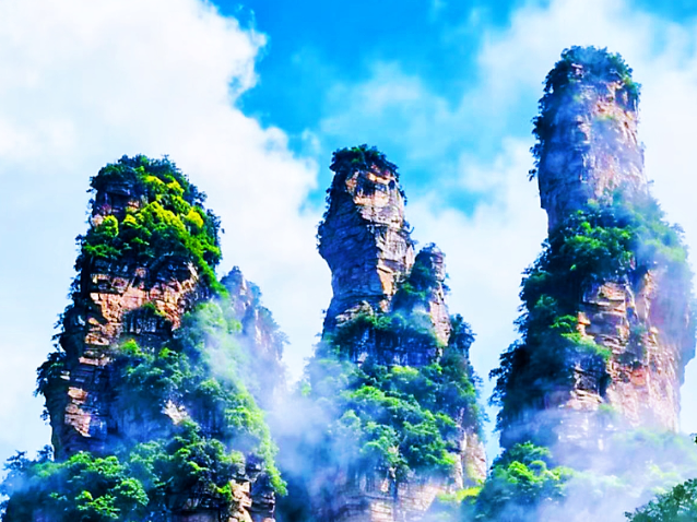 张家界:仲夏晨光染翠峰 亿年峰林绘就温情画卷
