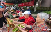 浓情端午粽飘香 ——张家界市市场监管局联合官黎坪社区、华天城小区党支部开展“三联四建”主题活动
