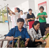 粽叶裹香迎端午,棕丝系紧邻里情——永定区小河坎社区开展包粽子活动