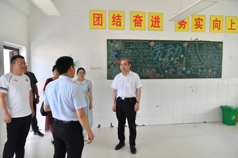 刘革安“六一”看望少年儿童