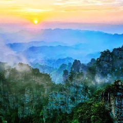 杨家界：落日衔远山 云雾绕峰墙