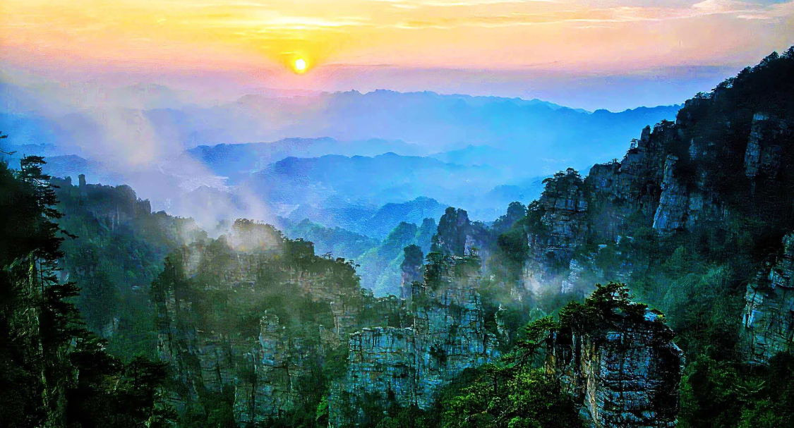 杨家界：落日衔远山 云雾绕峰墙