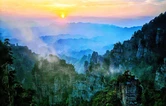 杨家界：落日衔远山 云雾绕峰墙