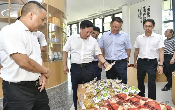 贺辉暗访督导张家界游客中心整改工作