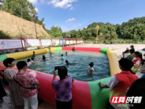 慈利县二坊坪镇青叶村:充气泳池让乡村夏日有“趣”更有“安”