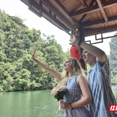 奇峰为证！俄罗斯情侣张家界许下浪漫婚约