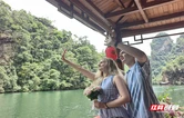 奇峰为证！俄罗斯情侣张家界许下浪漫婚约