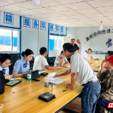 金融服务进工地 冒雨上门护“薪”安 ——邮储银行武陵源支行雨天为农民工集中办卡获点赞