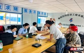 金融服务进工地 冒雨上门护“薪”安 ——邮储银行武陵源支行雨天为农民工集中办卡获点赞