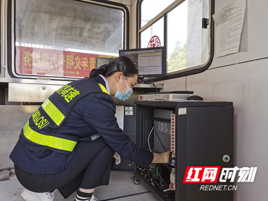 张家界西加强设备故障的检修排查，确保收费设备尤其是ETC车道设备的正常运行_副本.jpg