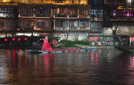 凤凰古城:一城灯火共月圆  万千游人醉边城