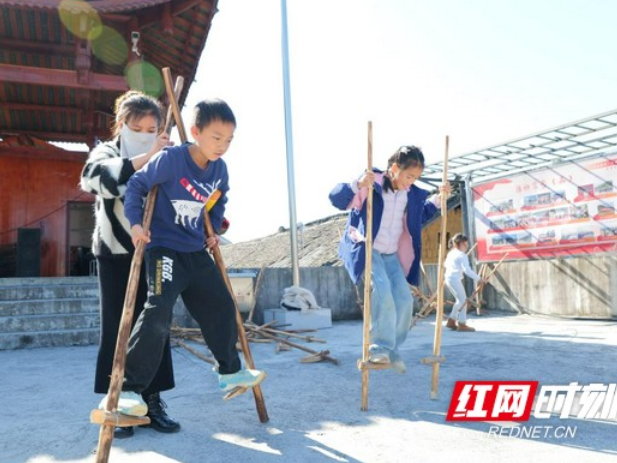 凤凰县：红领巾趣课堂走进满家村  农耕体验解锁成长新玩法