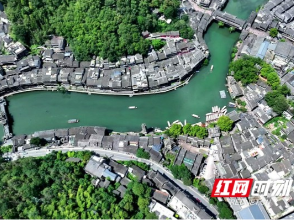 凤凰古城暑期入境游火爆  外国游客沉浸式感受千年古城之美