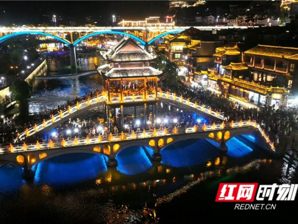 凤凰古城夏日夜游旅拍受热捧  解锁清凉新玩法