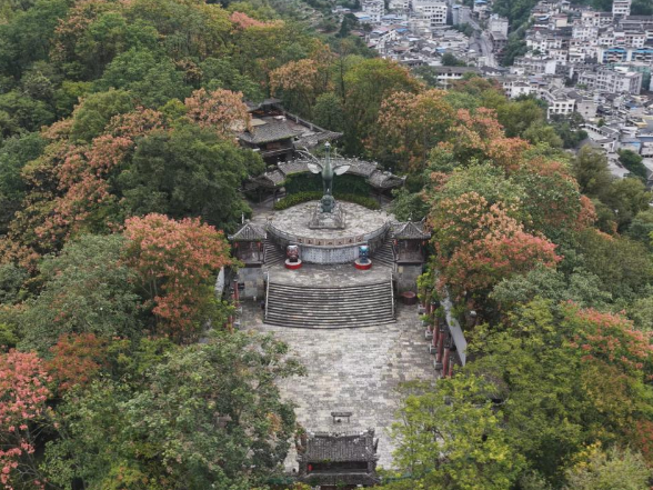 凤凰南华山神凤景区披上淡雅秋纱
