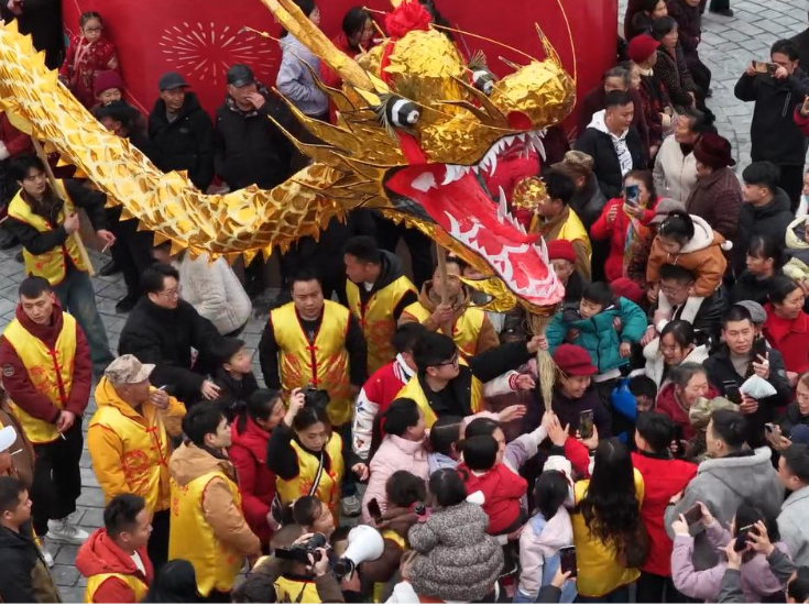 品年俗 看表演……凤凰古城热热闹闹过新年