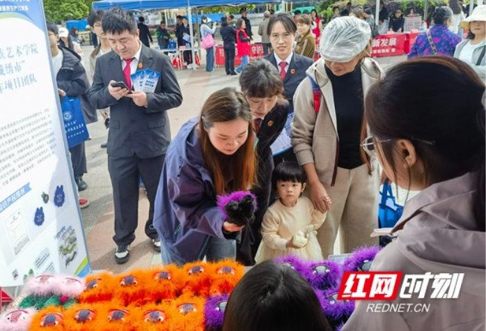 乾城绣市与湘西职院校企合作  让婆婆们的手艺“出圈”