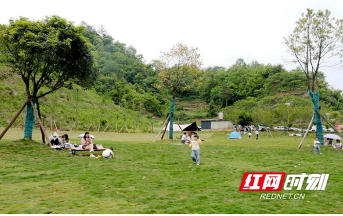 湘西凤凰：口袋公园藏春日暖意  成为市民休闲打卡好去处
