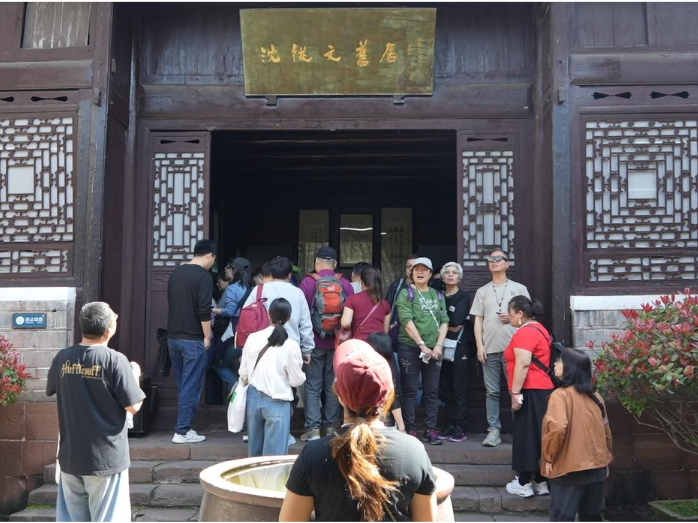 凤凰古城迎来今年首趟香港高铁专列  600多名游客沉浸式体验湖湘风情