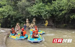 湘西永顺：芙蓉镇“瀑源”漂流创新玩法  村民化身NPC全程互动