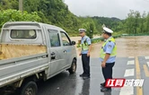 花垣公安交警闻“汛”而动排查道路隐患