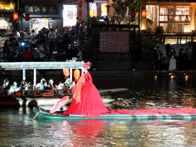 赏夜景品民俗  凤凰古城解锁浪漫夜游假日时光