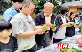 湘西保靖：“五老”志愿者与少年儿童共享端午粽香