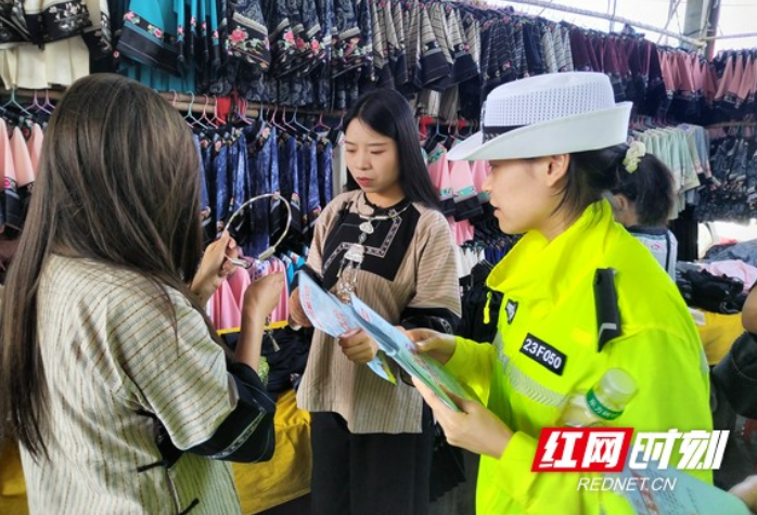 凤凰交警双语宣讲走进苗乡 用心守护“一老一小”出行平安