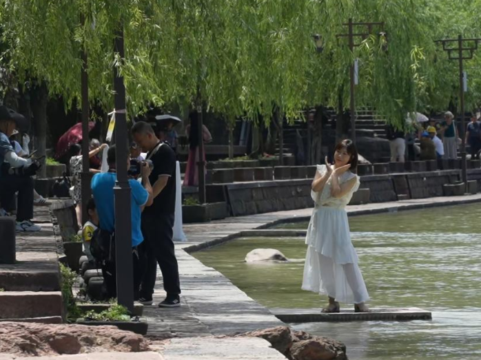 暑期预热氛围浓  凤凰古城文旅市场活力涌动