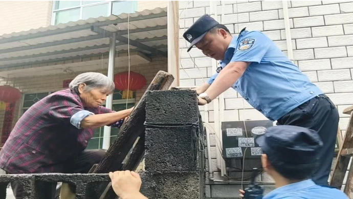 湘西吉首：闻“汛”而动  有序做好人员转移工作
