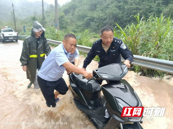 暴雨中，他们挨户敲门转移群众