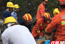 保靖：道路堡坎倒塌2人被埋 消防人员紧急救援