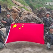 请祖国和人民放心！边防官兵在边防线展开国旗祝福祖国