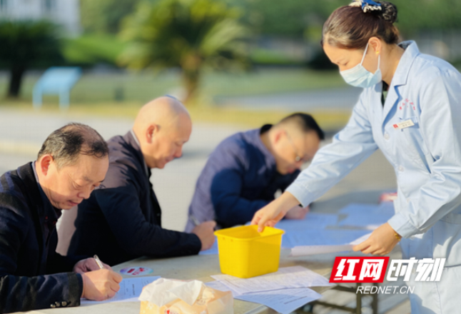 奉献“税务蓝”爱心 鼎城区税务局干部职工踊跃参与无偿献血