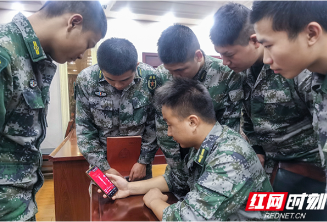 醴陵市人武部官兵热议党的十九届六中全会精神