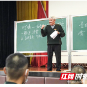 年过八旬的“编外指导员”与武警湖南总队新兵面对面“谈心”