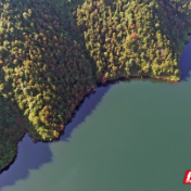 组图丨晴空万里游客至 碧湖青山入画来