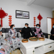 潮头观澜丨总书记为贫困地区发展指“路”