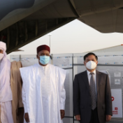 中国援助尼日尔新冠疫苗运抵尼亚美 尼总统到场迎接