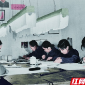 让色彩照进百年历史⑦丨印制一本书从几个月到几个小时，是什么撑起的？