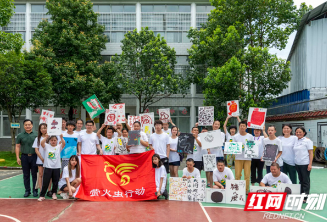 大学生志愿者加入“萤火虫行动” 教“蜗牛”们画画