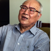 新华网评:“红旗”指引 且歌且行